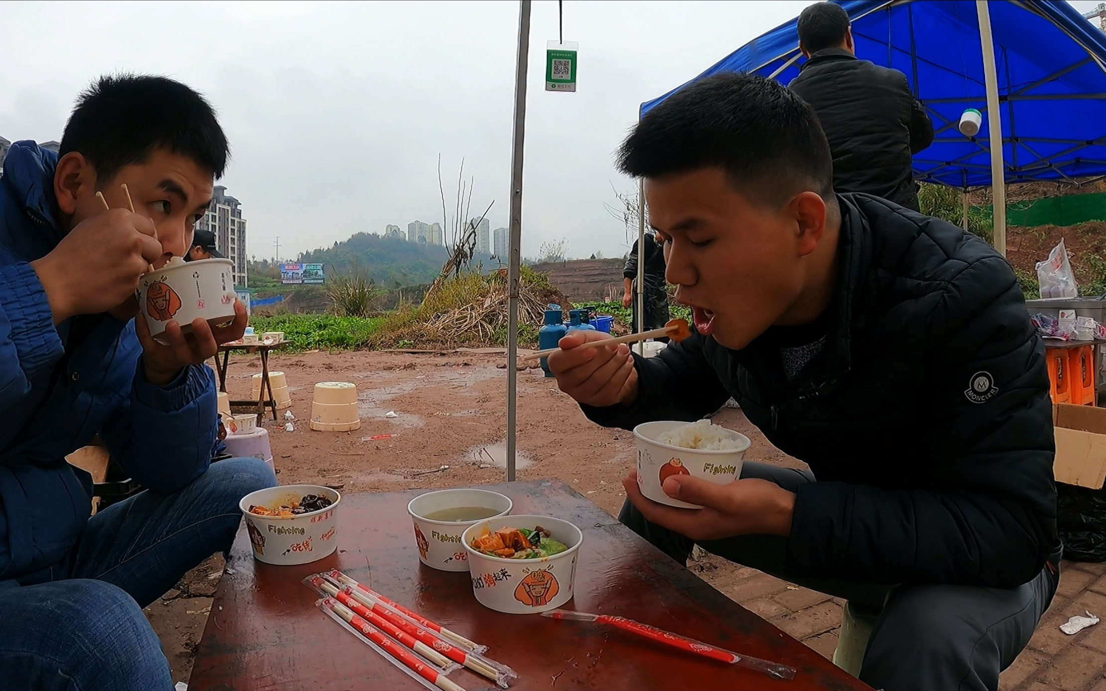 工地10元快餐饭菜管饱,工友午餐最佳选择,小伙来晚了没有排骨汤