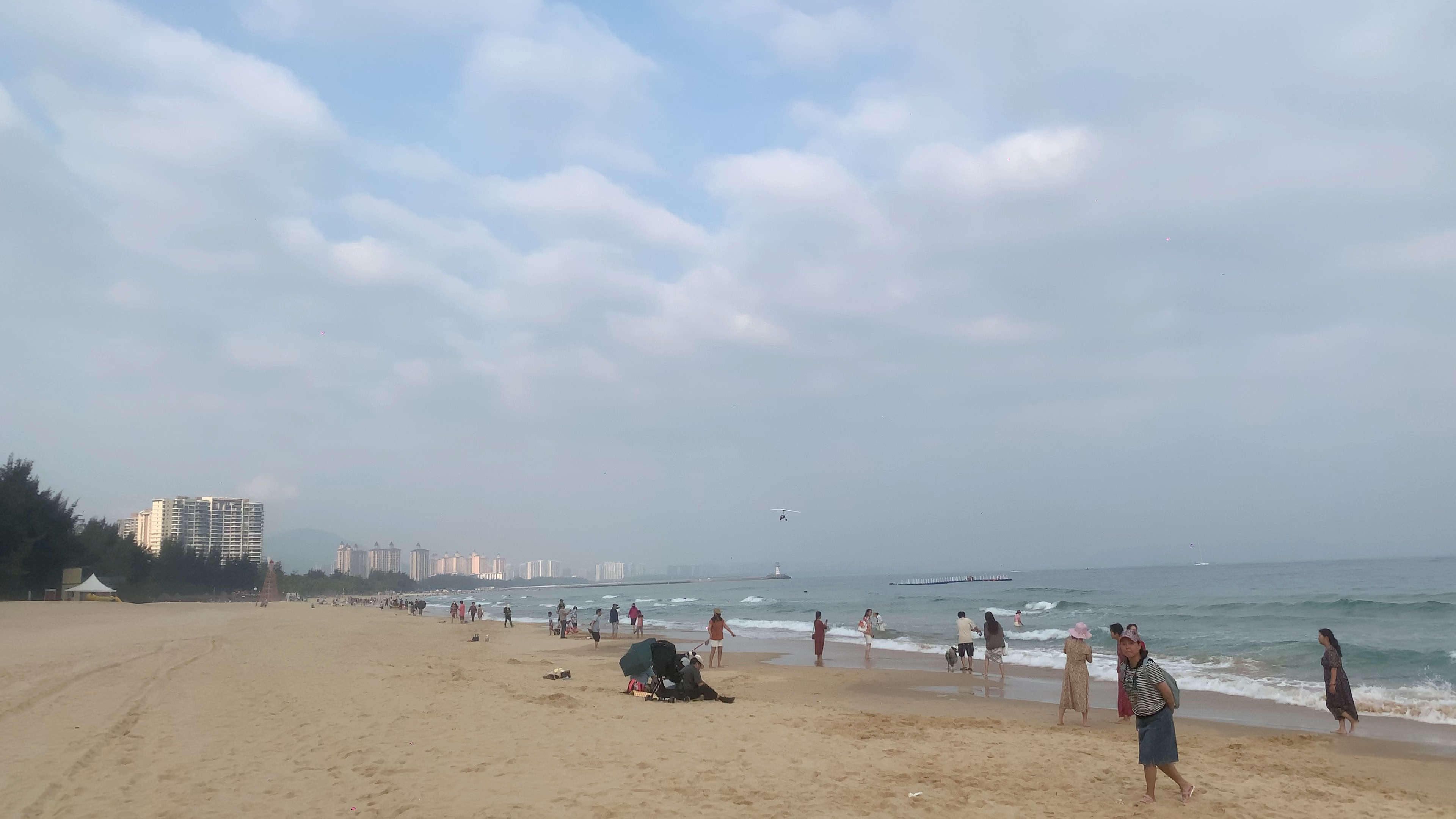 海南陵水县清水湾海滩动力三角翼降落.