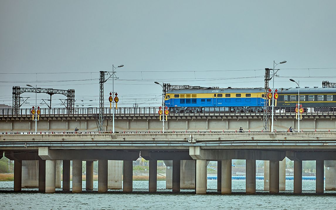 df4d4106牵引两节yw25b两节棚车通过滹沱河大桥