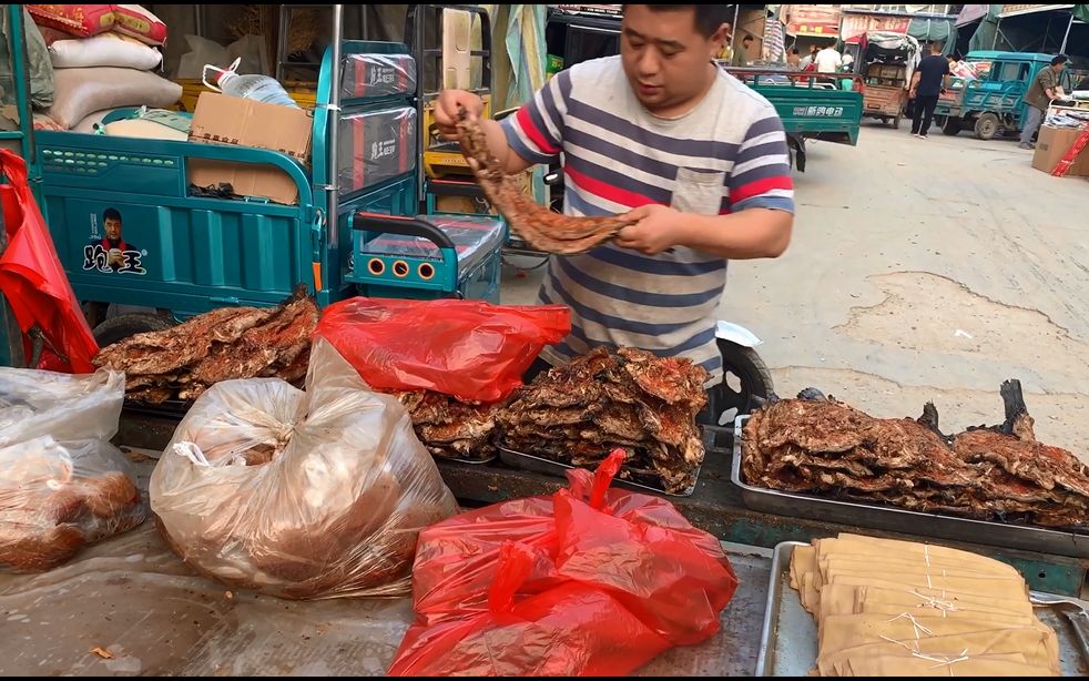 饭店里热销的烤鱼,看看批发价多少钱一条,摆摊老板一天卖几百条