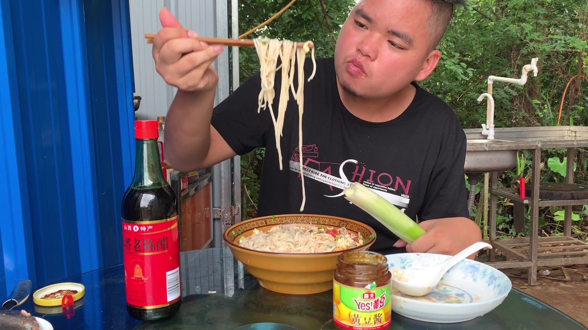 我是阿胖,今天吃面条配大葱,吃得好舒服