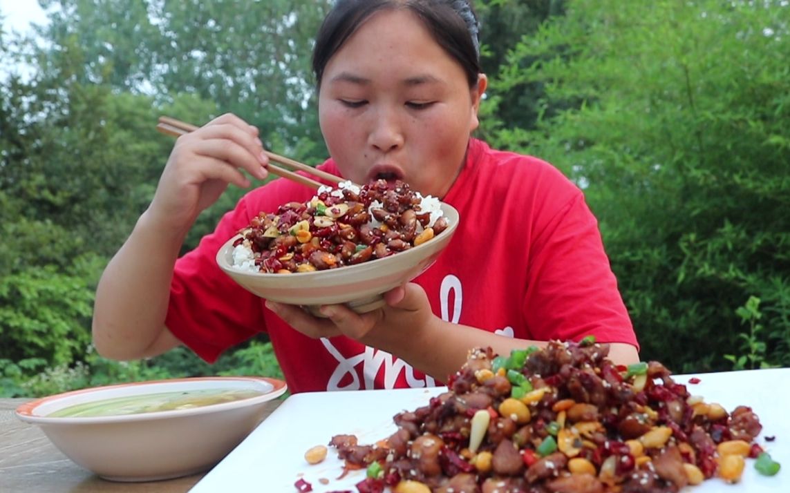 胖妹做辣子鸡打牙祭一次挑战6个鸡腿2斤饭大口吃肉真馋人