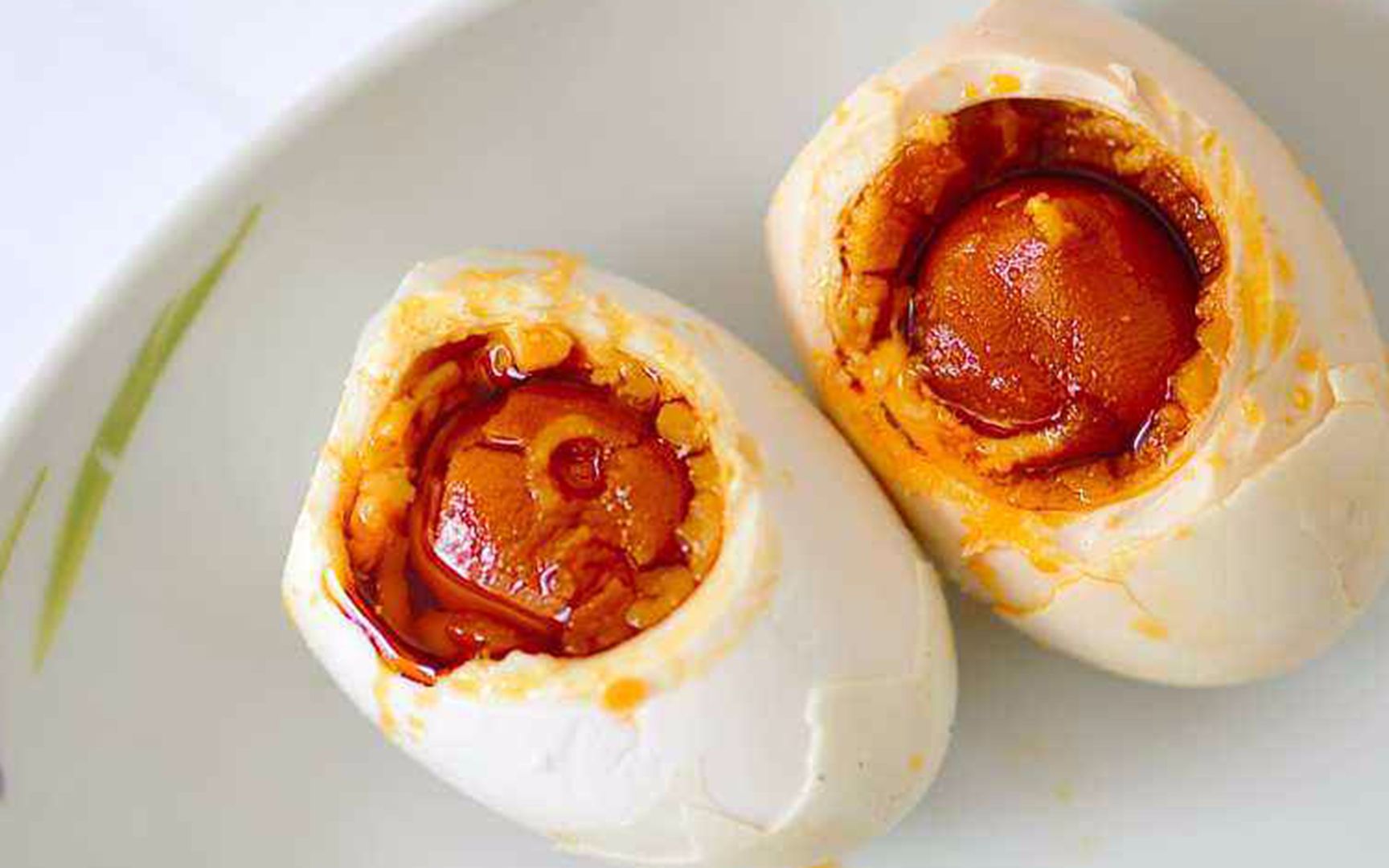 广西农村小哥教你如果用红泥腌制流油咸鸭蛋吃了根本停不下来