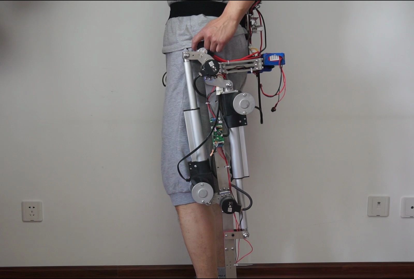 原创diy动力外骨骼机器人