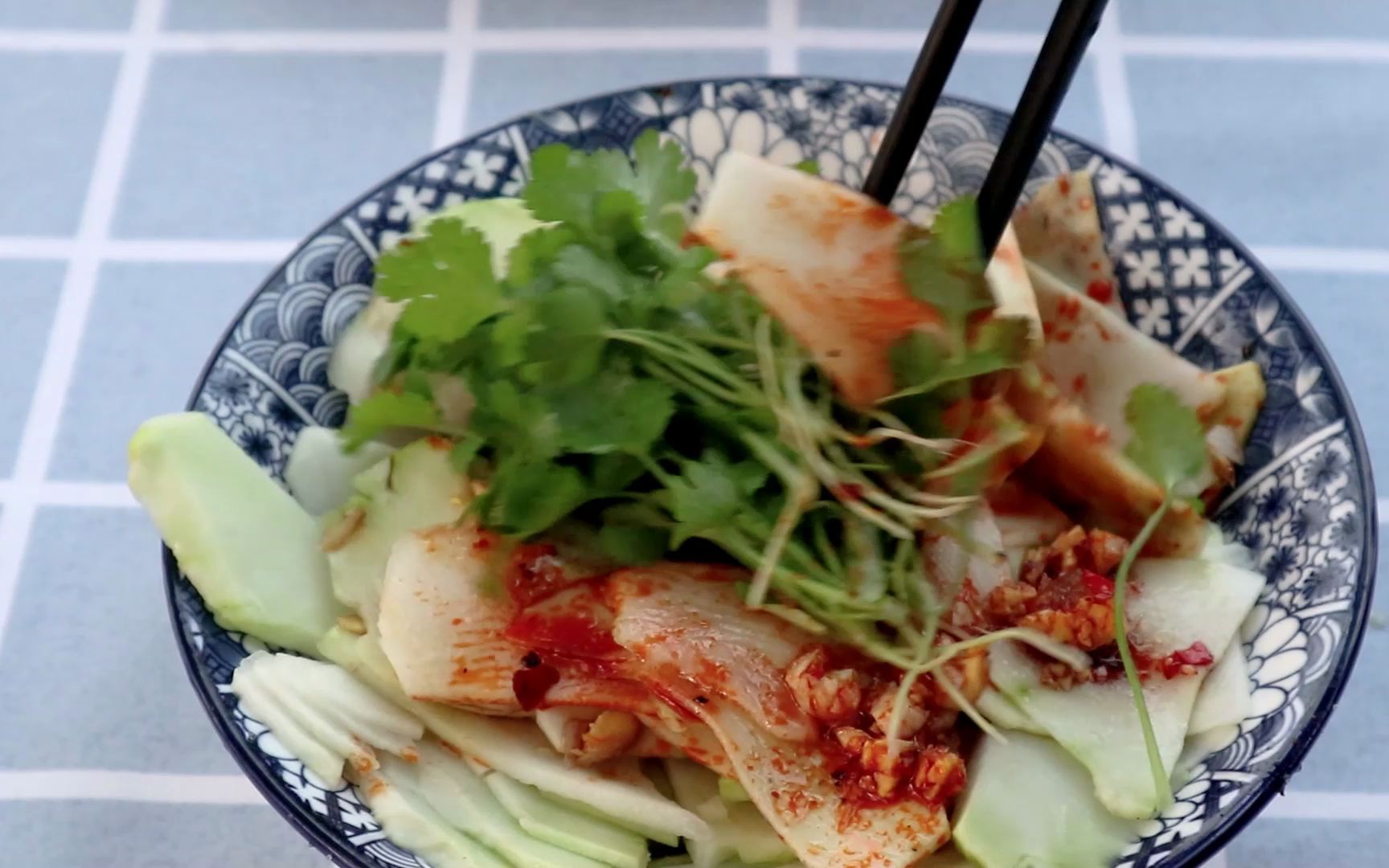 乡村美食:今天做一道我们家乡的特色风味美食,凉拌羊角菜.哔哩哔哩bilibili