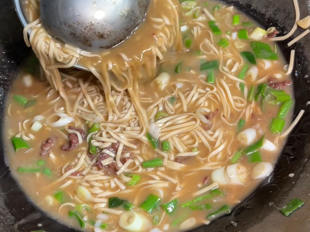 河南郏县吃羊肉炝锅面,12一碗,大火把羊肉炒香,加入豆角大葱