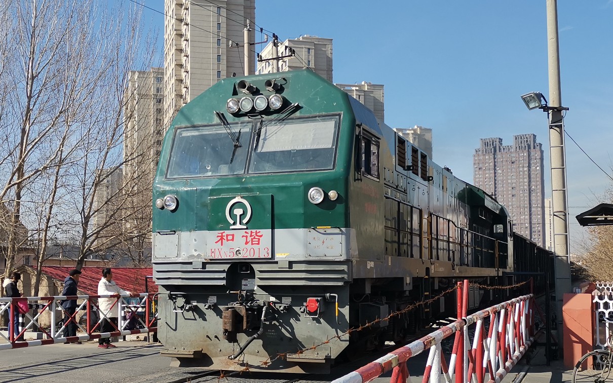 四梅线沈局白段hxn52013牵引h84113次接近辽源东站