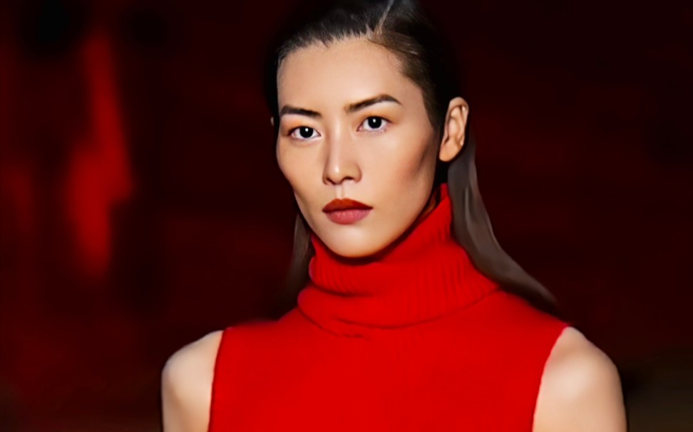 绝美表姐刘雯身穿中国红针织拖尾礼服压轴鄂尔多斯大秀