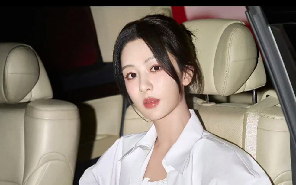 杨紫:镂空花裤子物料今天的ootd实在是太美啦啊啊啊 老婆!