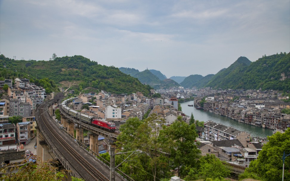 z161次列车通过镇远县城