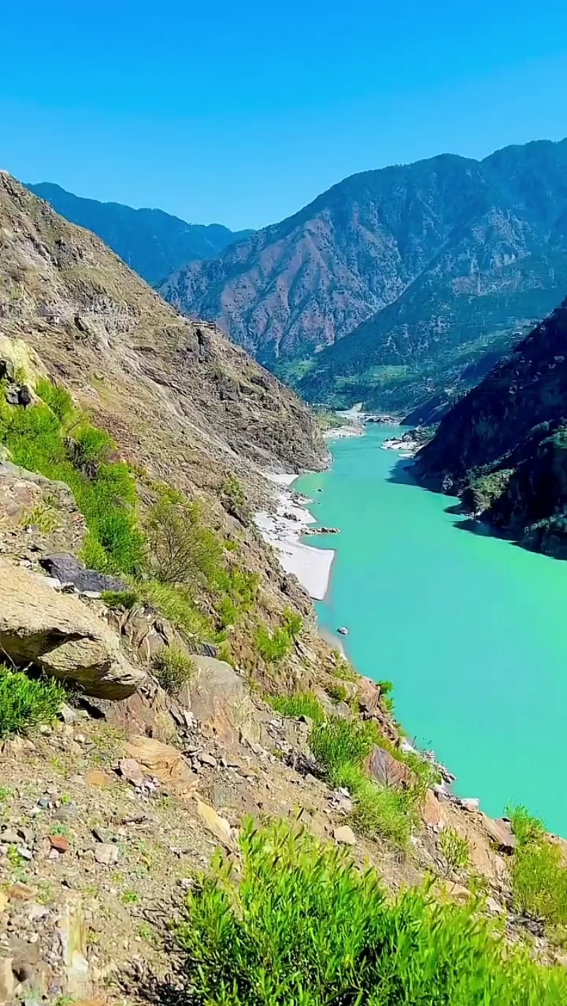 这就是地理课本上的《 印度河 》,它是巴基斯坦的"母亲河",发源于我国