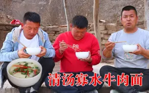 Скачать видео: 农村小伙春忙来翻地，同伴在旁唱着歌，这就是我们的一天！