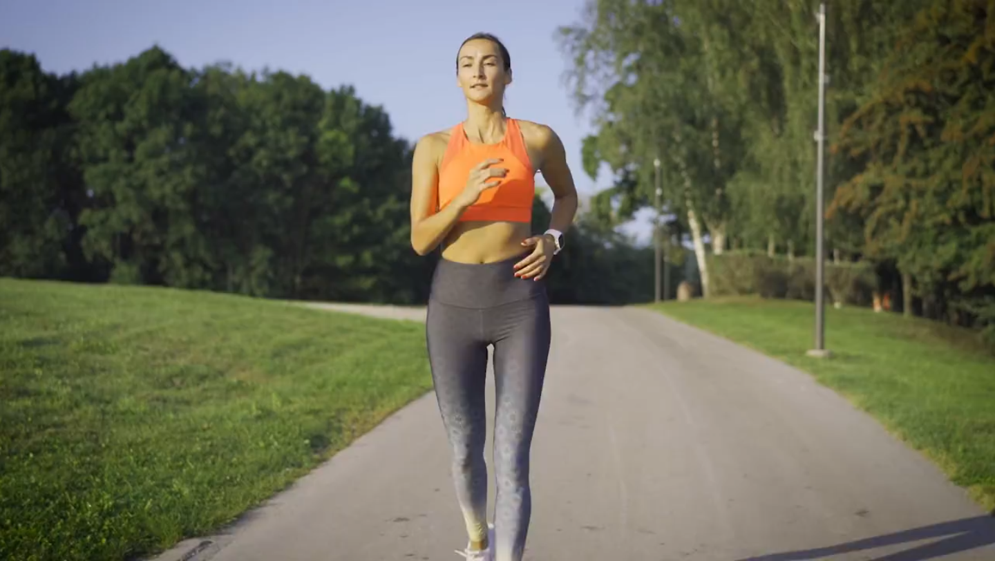 女子在公园健身跑步