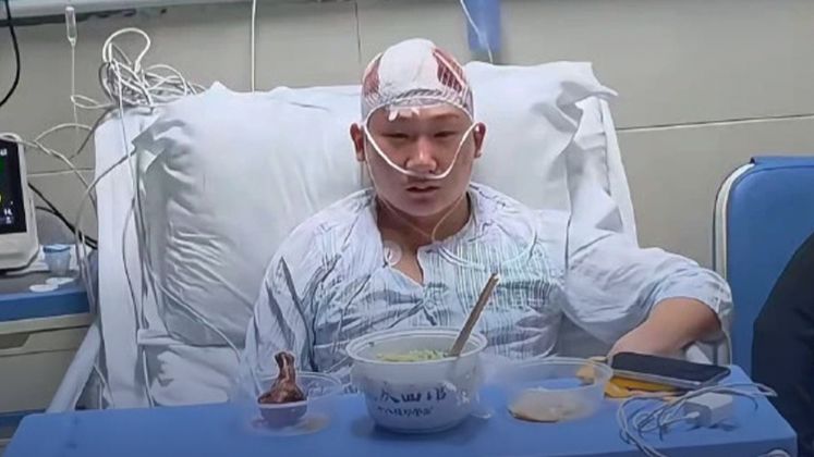 网红王扁摆摊被一男子袭击，目击者：他的头被锤了很多次，粉丝阻拦时也受伤，鲜血直流