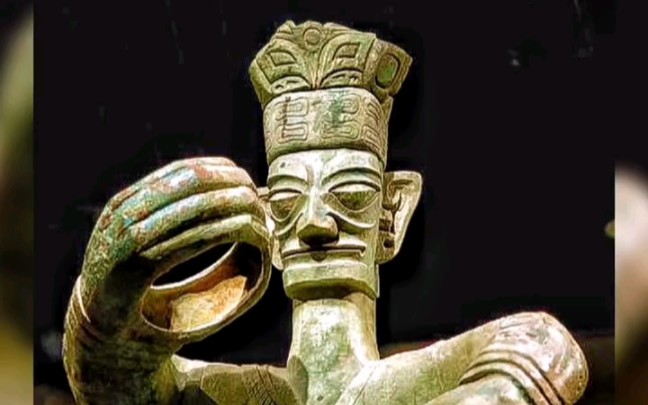 三星堆青铜大立人像三星堆出土现存最高保存最完整的青铜立人像高26米