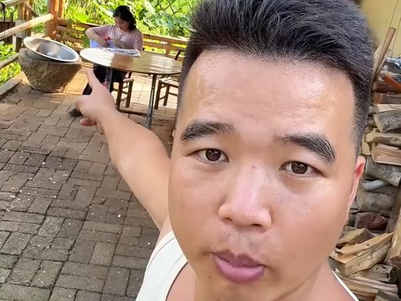 今天朱伟希又再次向大家介绍了一下他的妻子杨婉女士,这么看朱伟希还