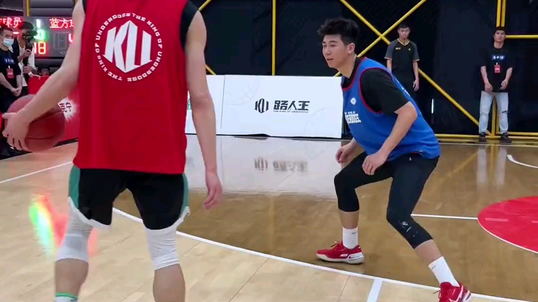 白晶不减速变相晃过鸭子,获得路人王冠军