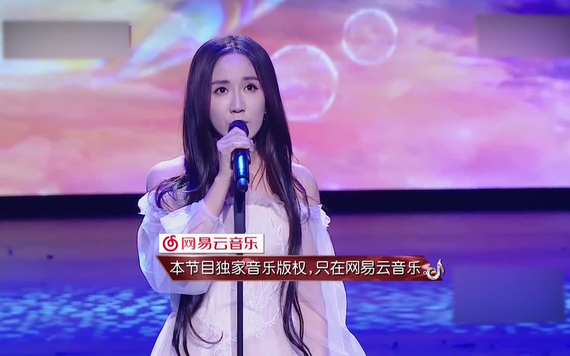 娄艺潇倾情翻唱《泡沫》,开口瞬间惊艳全场,唱出了另一种味道