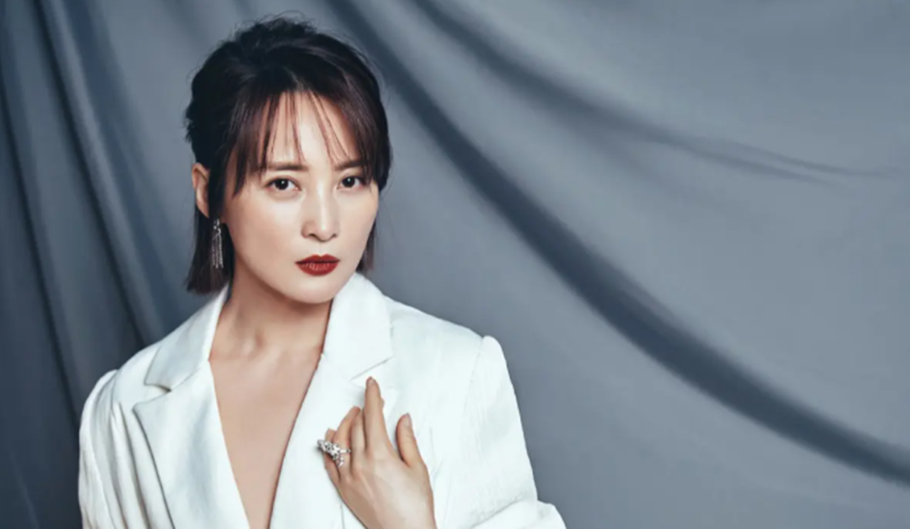 蒋勤勤拍戏被偶遇!大口吃盒饭不顾形象,陈建斌亲自接下班回酒店