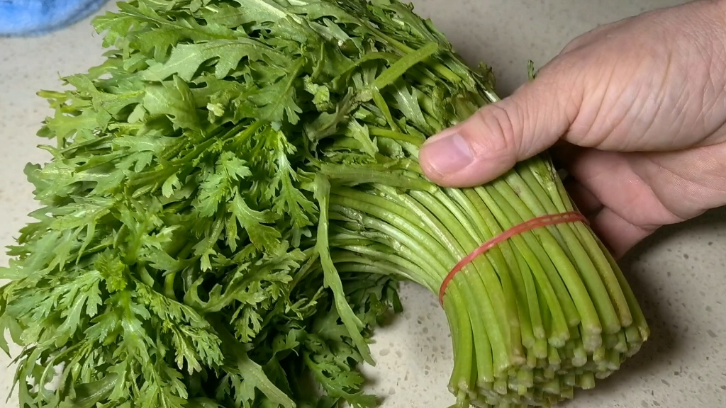 炒茼蒿一定不要直接下过炒,教你一招,脆嫩可口好吃,营养又美味
