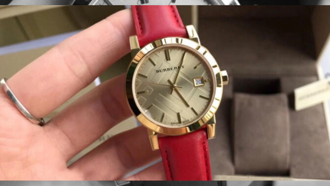 【女神必备手表单品】巴宝莉BURBERRY手表，金盘红色皮带，圆盘日历女表，生活防水。