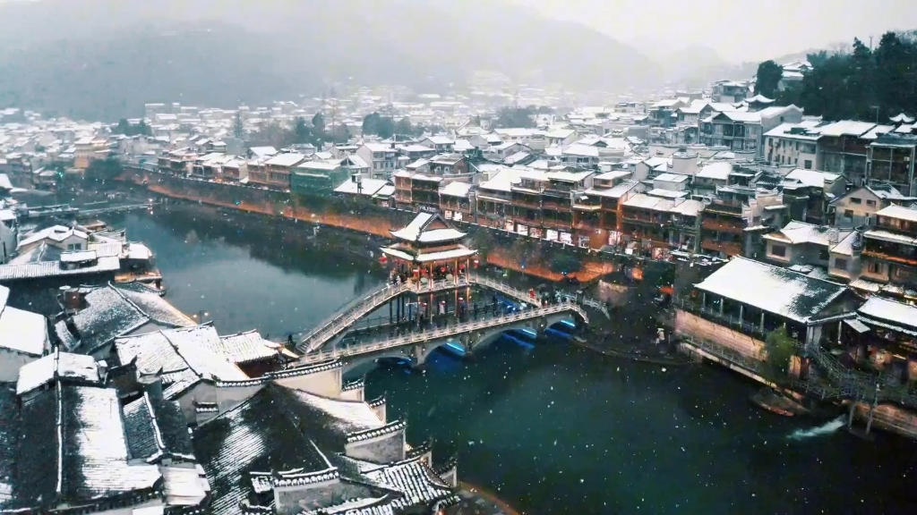 凤凰古城雪景美如画卷