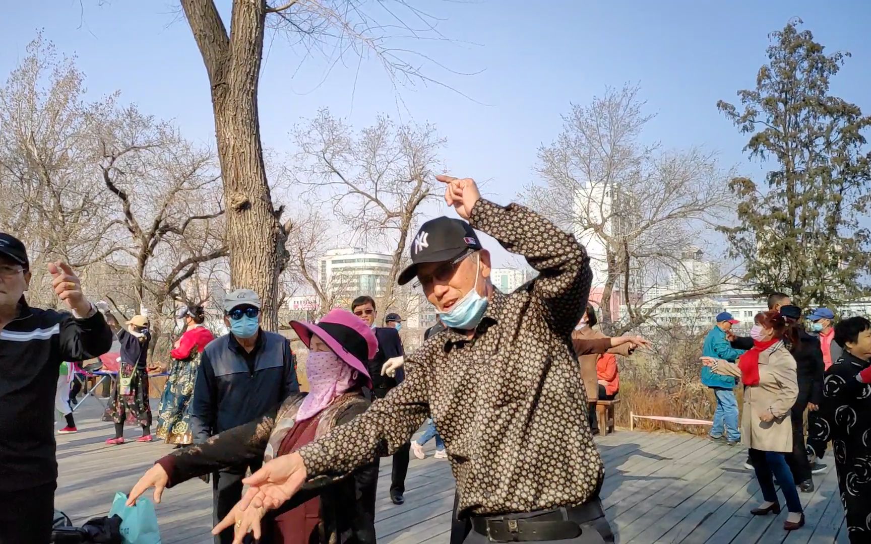 高个子朝鲜族大爷今天跳起广场舞满头大汗 延边延吉公园