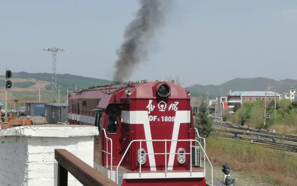 图们站站调df5-1913(口岸型)进行调车作业