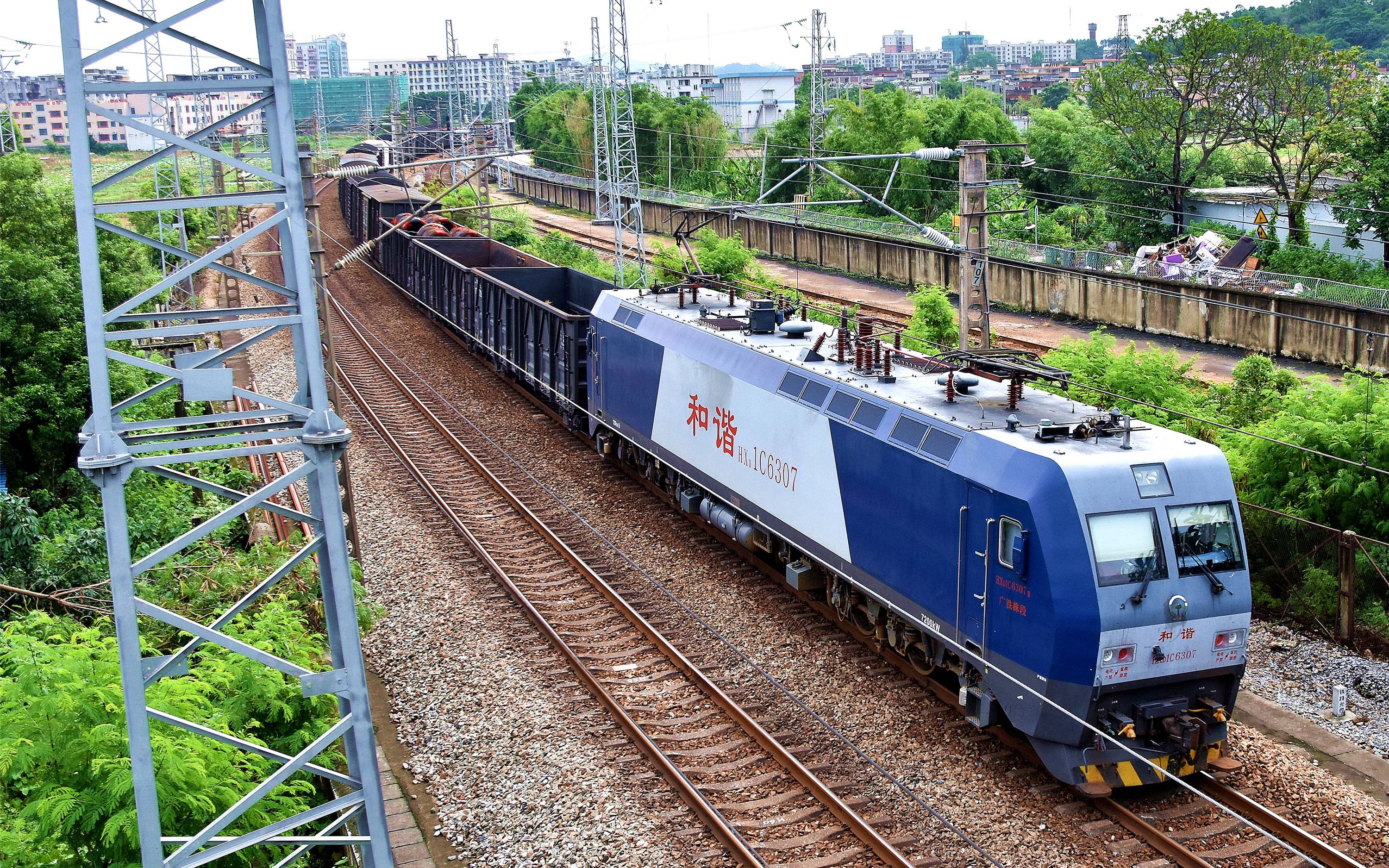 hxd1c牵引货车17001通过源潭货场