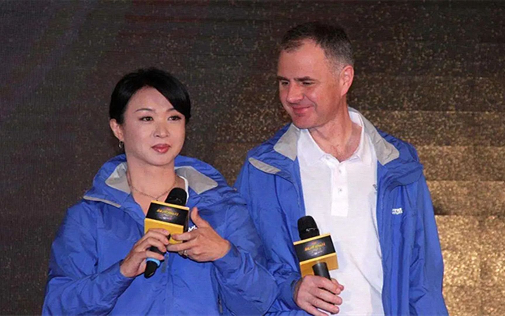 金星忘了在拍真人秀,洗完澡直接走出来,汉斯下意识反应逗笑全场