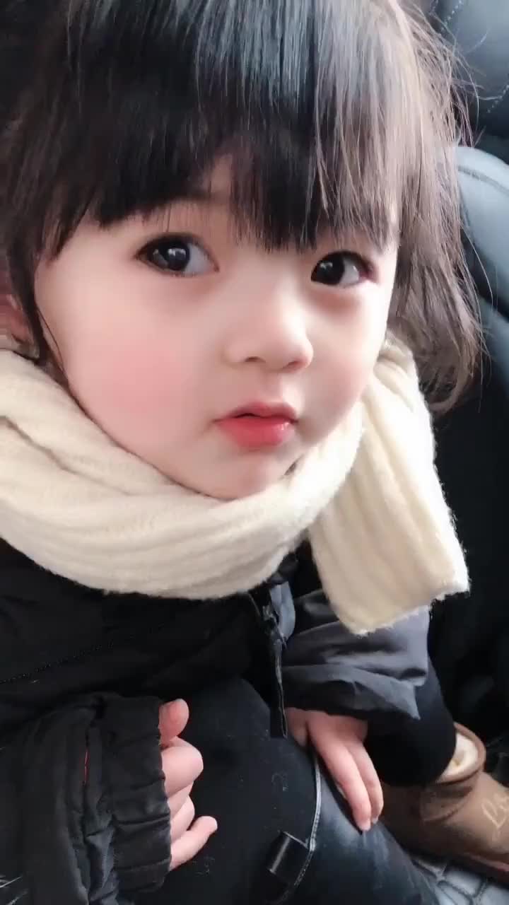 这大眼睛萌娃火了,长大肯定是个大美人,网友:哥哥就等你20年!