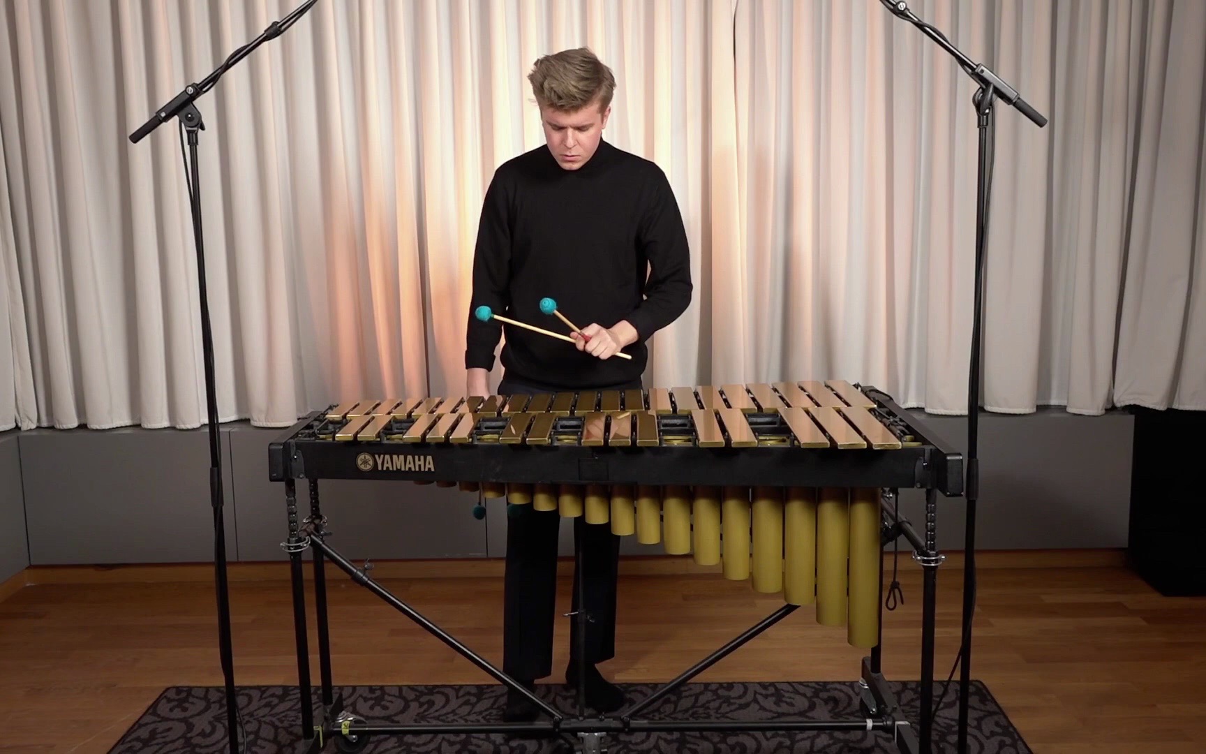 grzegorz chwaliński演奏颤音琴《loops ii》(philippe hurel作曲)