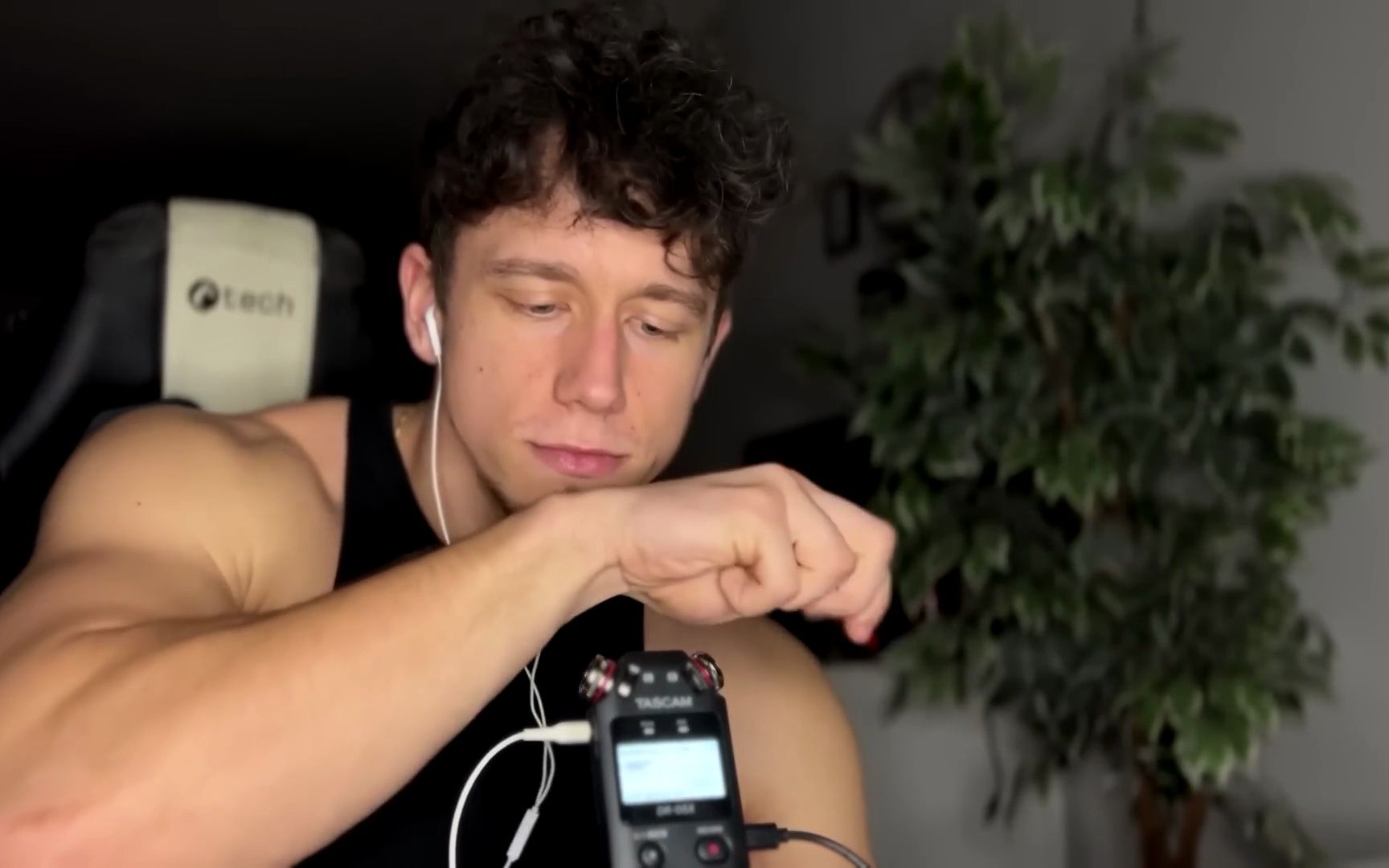 【肌肉帅哥jake助眠】低声耳语和一些触发音