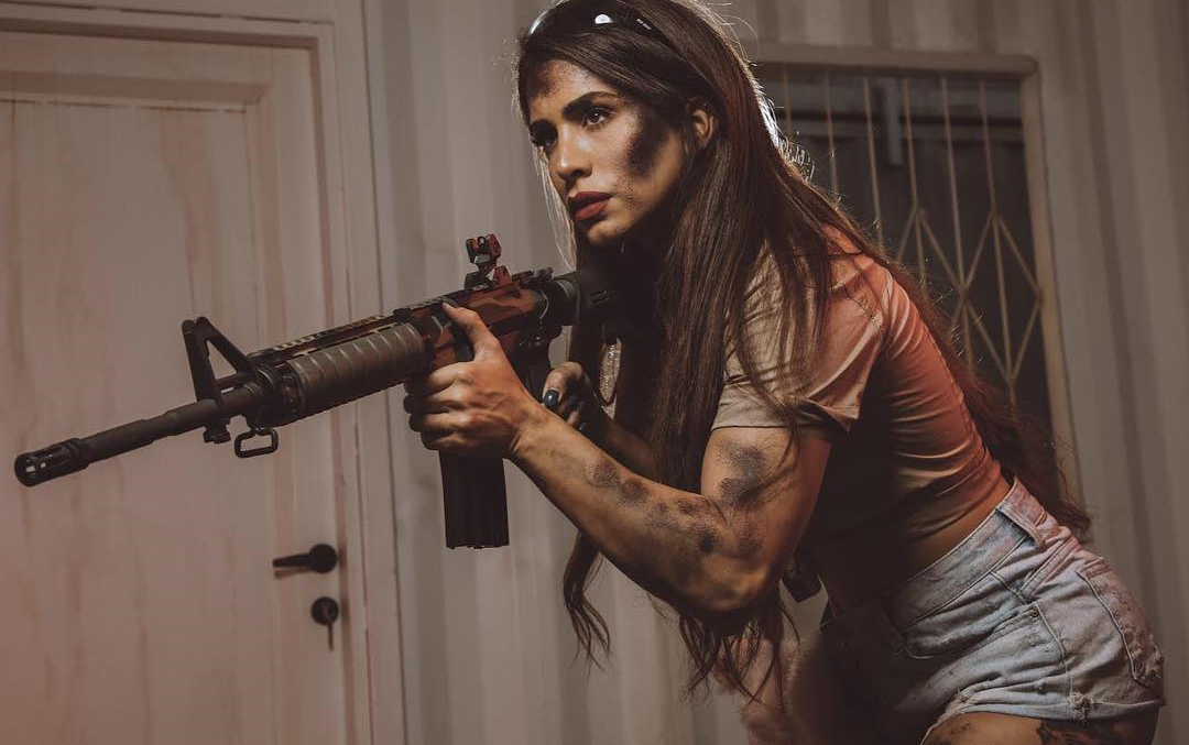 玩枪的妹子简直性感到爆炸@orin_julie_哔哩哔哩_bilibili