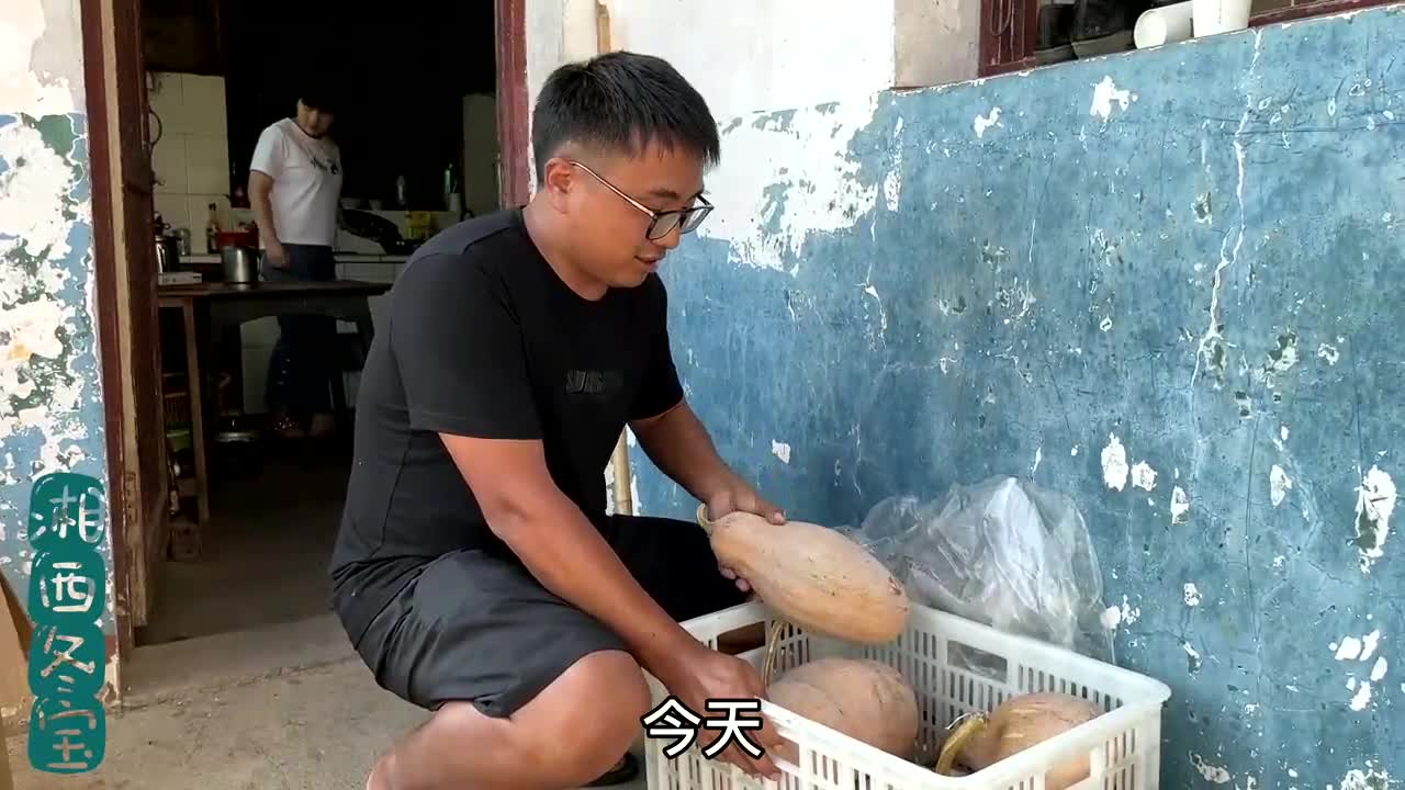 冬宝从湘西带了一筐南瓜,丈母娘和阿姨做南瓜饼吃,味道相当不错