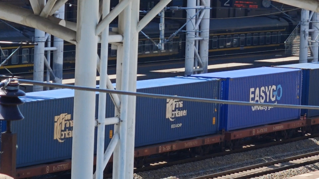 【中国铁路】呼伦贝尔市海拉尔站停靠在站台上的原色25b邮政车厢