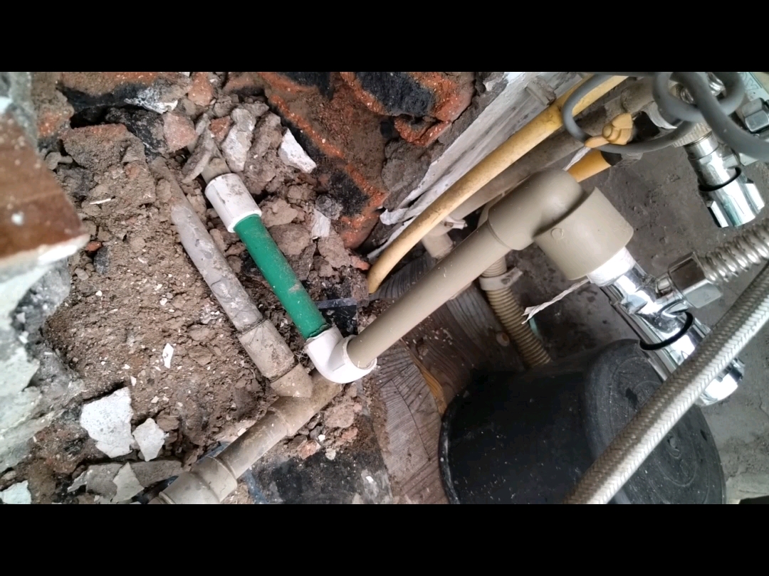 今天来配合两位法官同志解决一个漏水问题，据楼上业主说，卫生间砸了重新做防水和贴瓷砖。但楼下还是漏水。今天我们只诊断不定位。检查结果热
