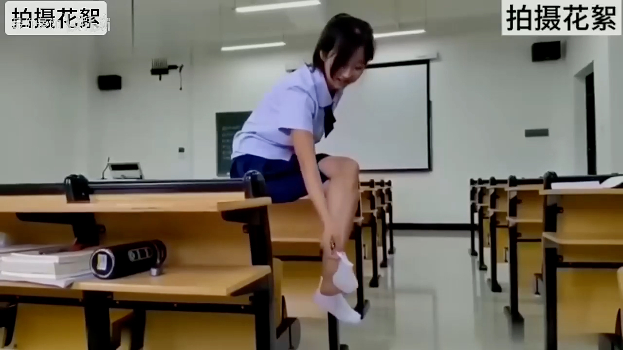 同学咱别再教室脱袜子呀