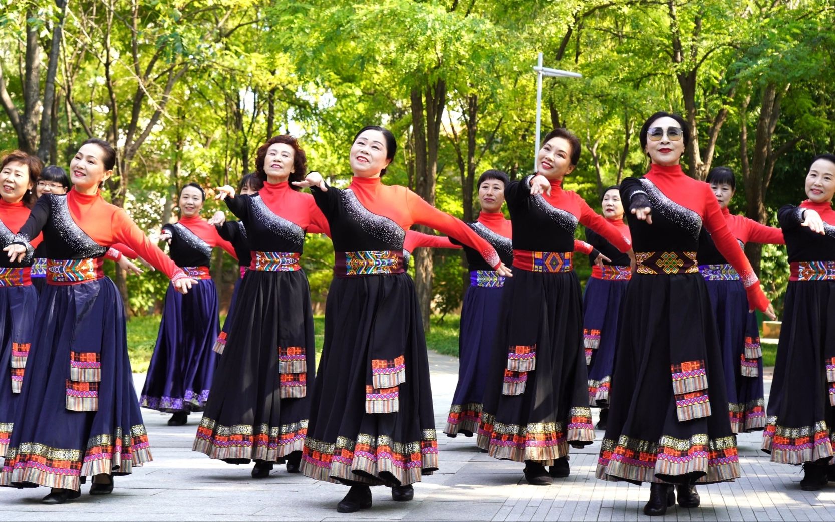 早上好,请欣赏魅力朵朵广场舞《祖国你好》好听好看更好学