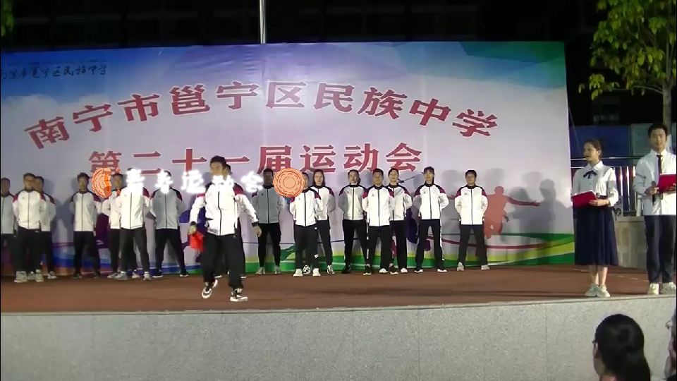 青春运动会:410月28日湖南岳阳运动会开幕式上班主任带领全班活力开跳