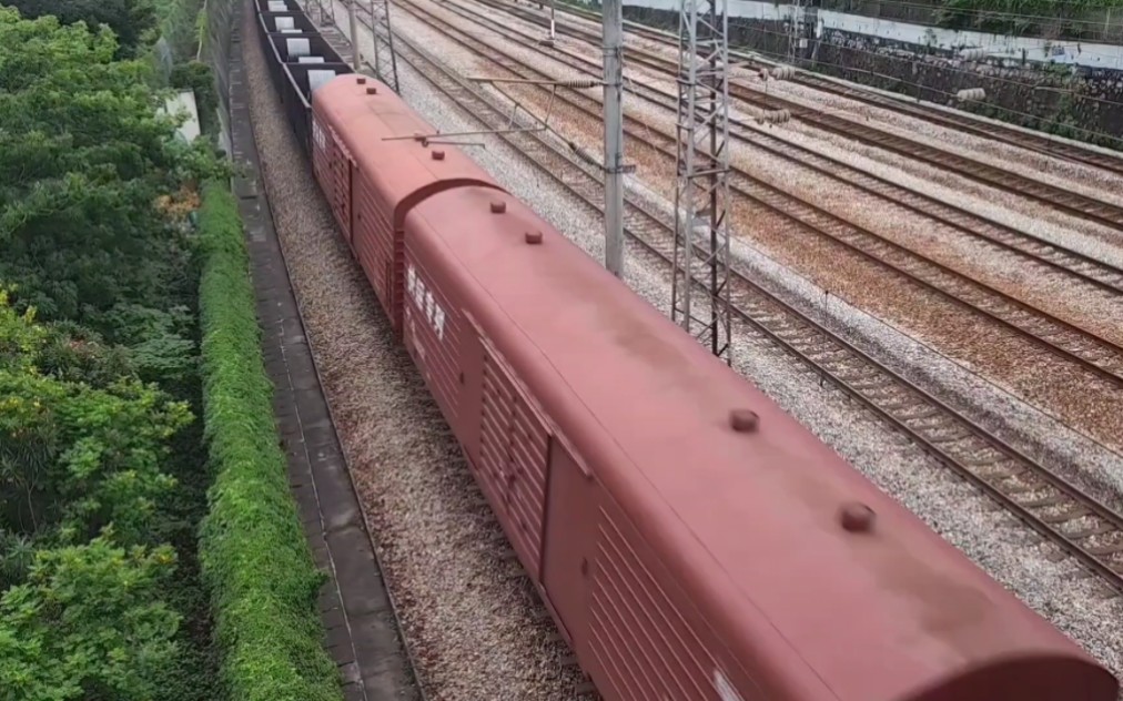 奇遇!hⅩd1c牵引红色棚车快运专列