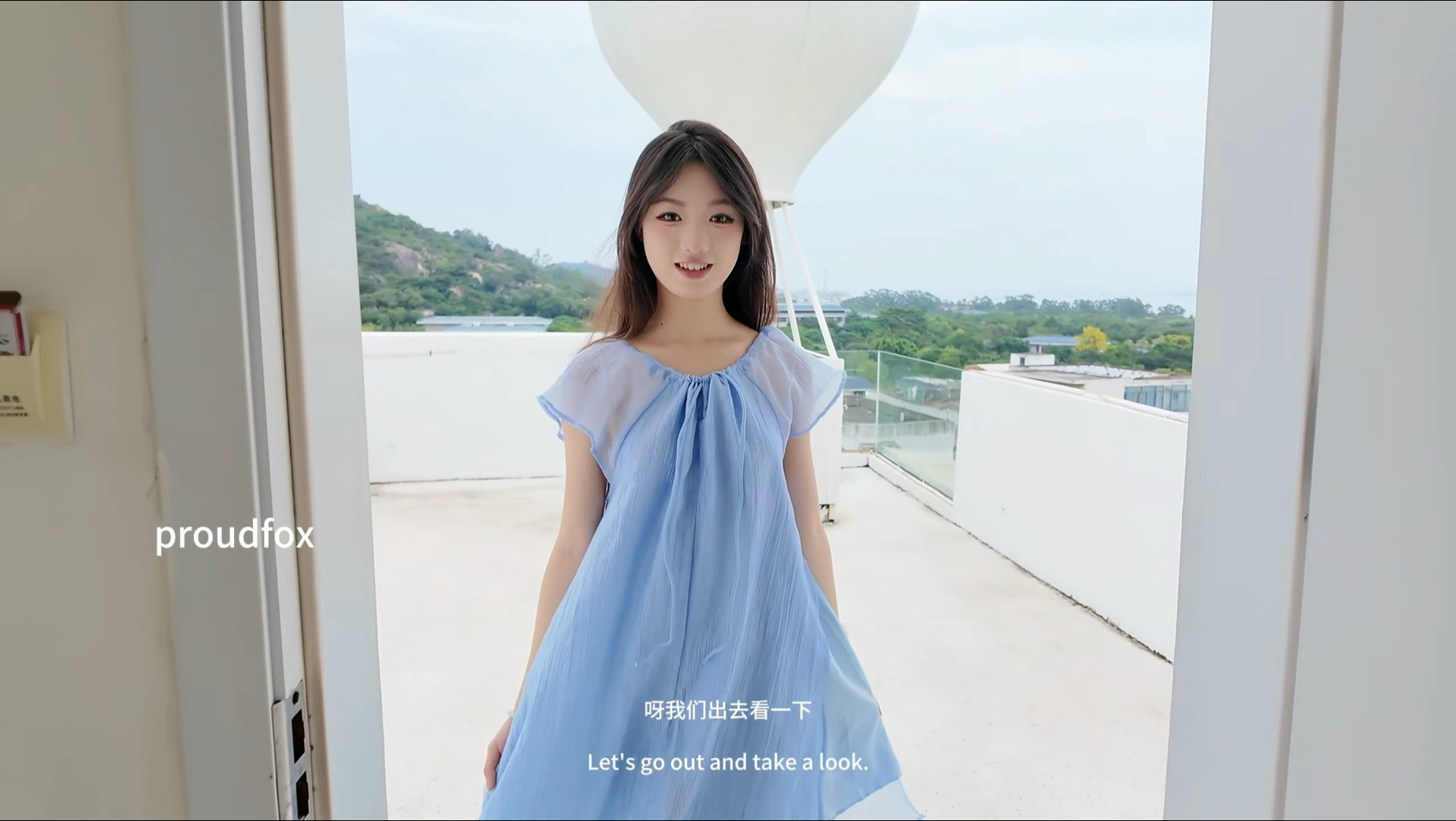 美美的筱筱展示我们独家设计的连衣裙