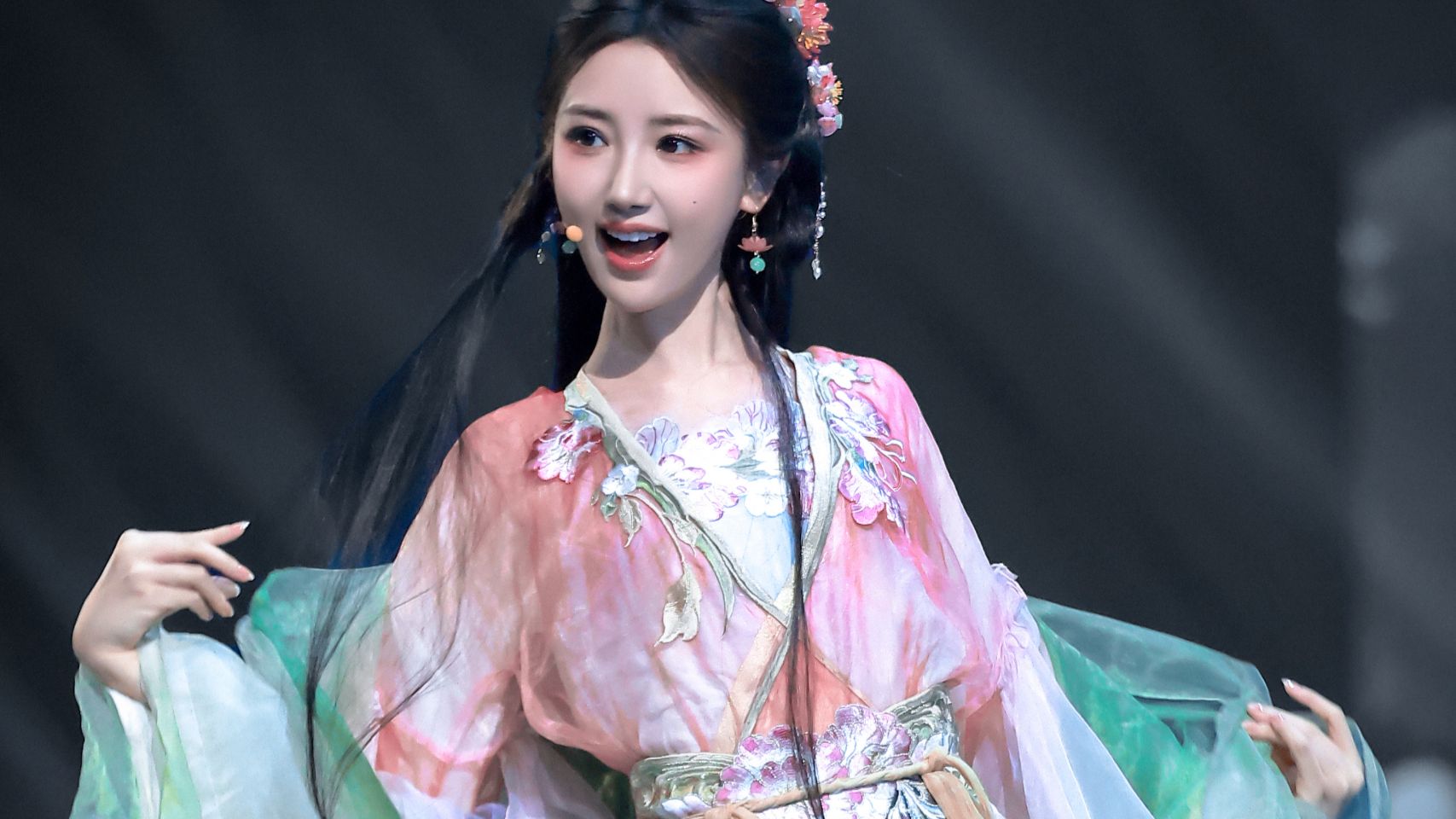 毛晓彤丨荷风遇佳人 她从诗中来 美好奇妙夜直拍！