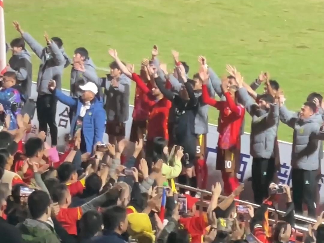 中甲揭幕战圆满结束,球员与观众发出"维京战吼"