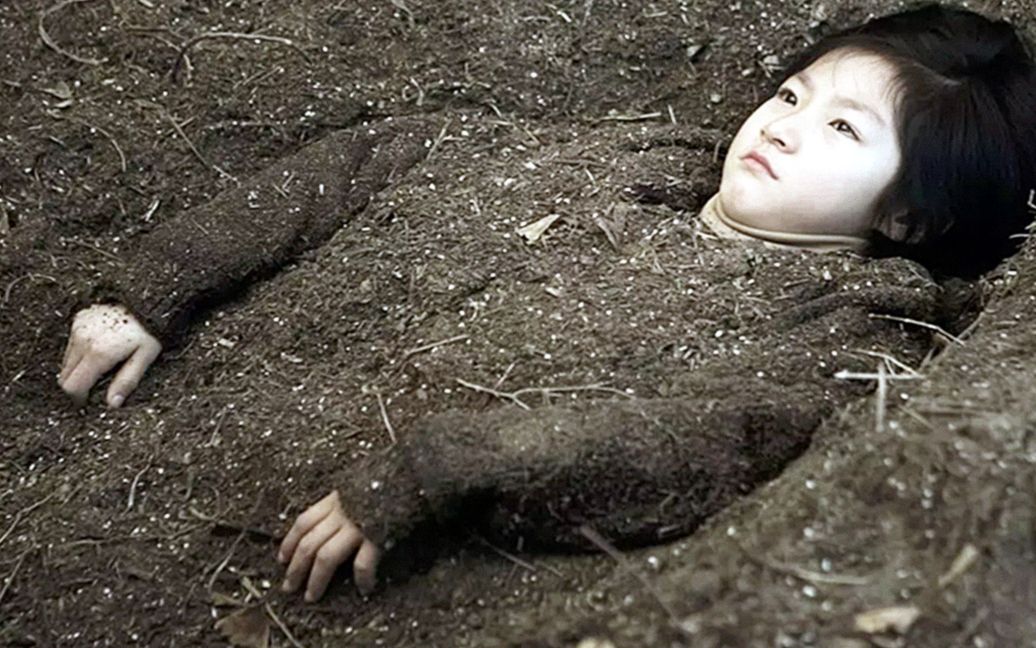 是什么让九岁小女孩活埋自己,看完让很多人深思,许久不能平静