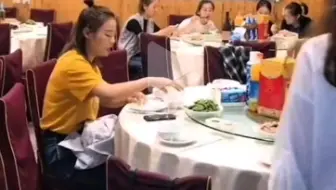 云霄蹦蹦跳跳奔向陈丽君身边坐位