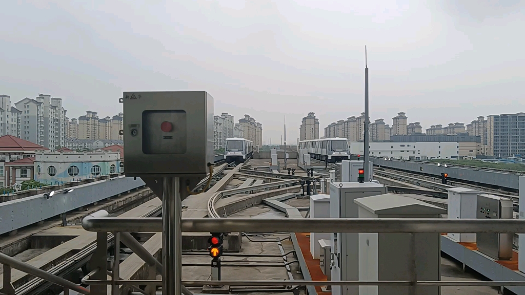 上海地铁浦江线汇臻路站列车折返线进站