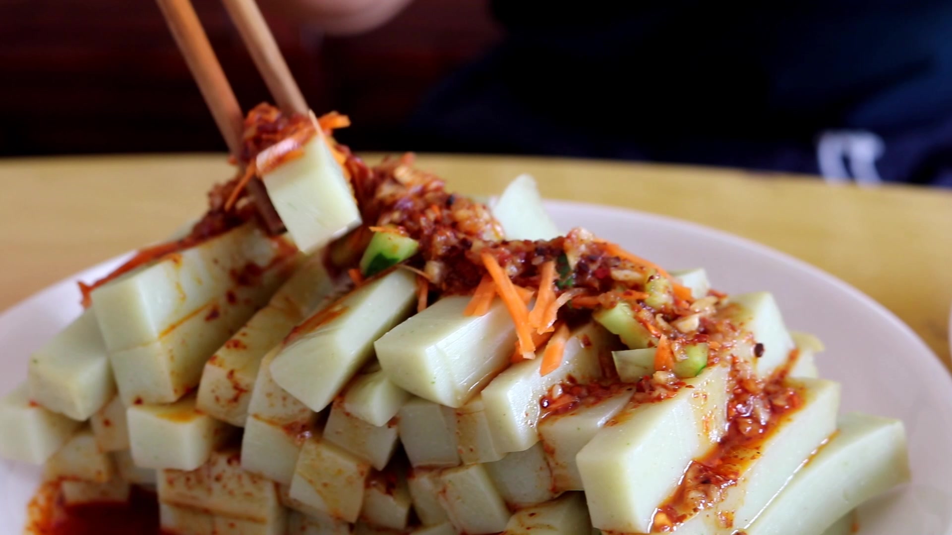 荞麦做凉粉,荞水比例1:4,水泡一晚上不断搓洗,电饭锅都能做