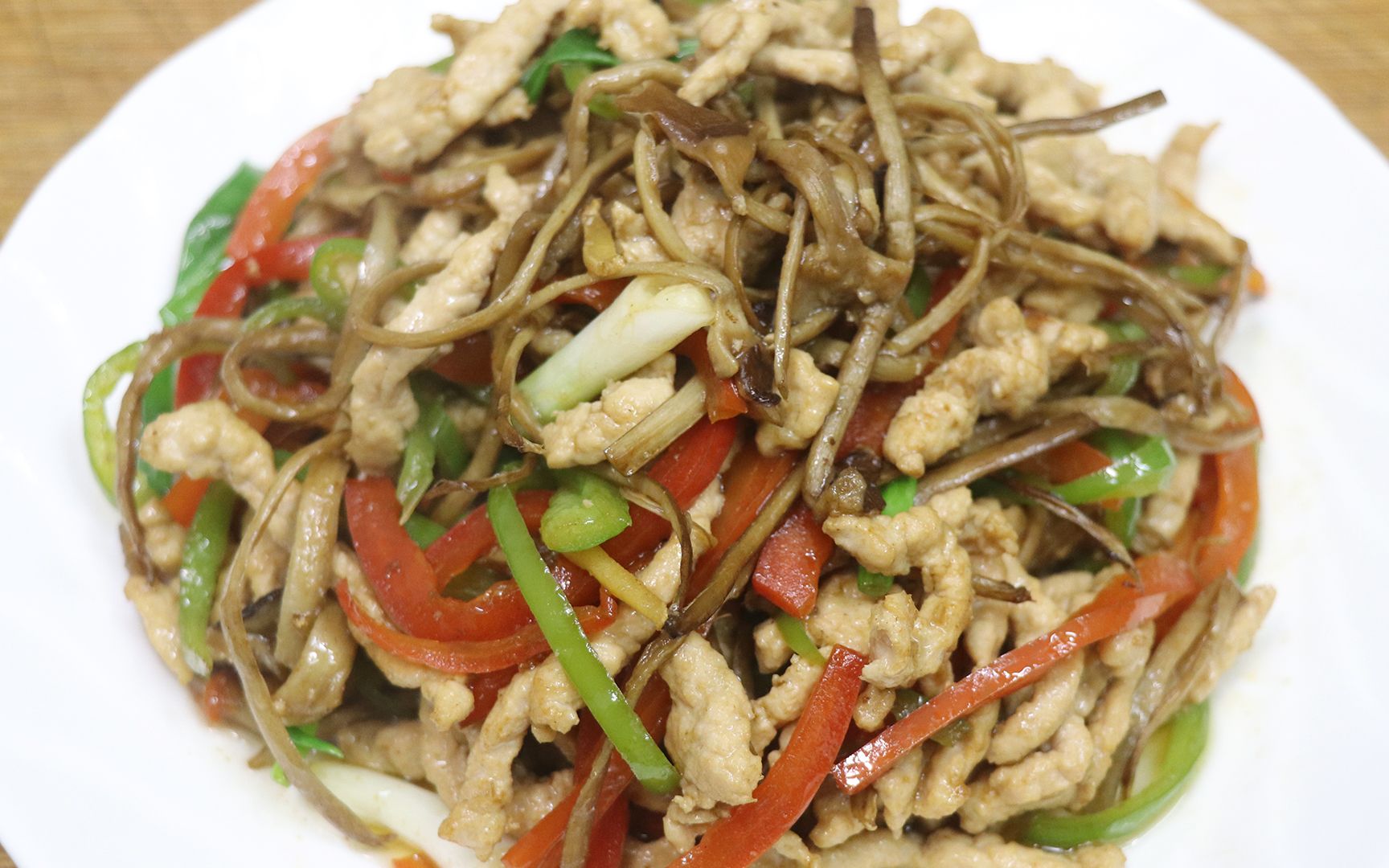 家常小炒菜茶树菇炒肉丝的做法肉丝鲜嫩茶树菇干香有味很下饭