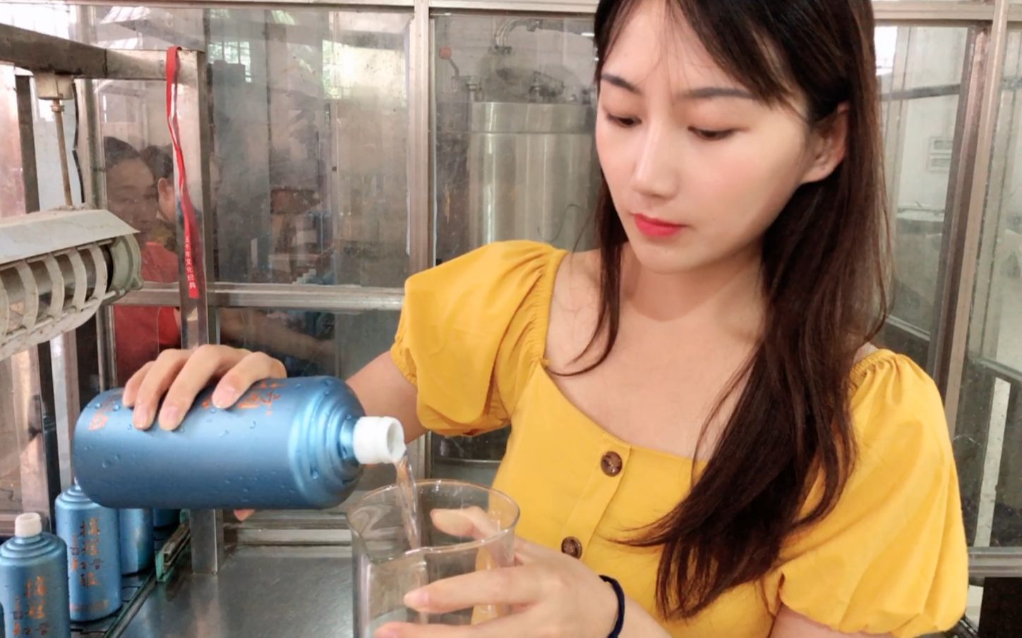 小酒妹飞回贵州,亲自监督工人生产,在酒厂拿起一瓶就喝